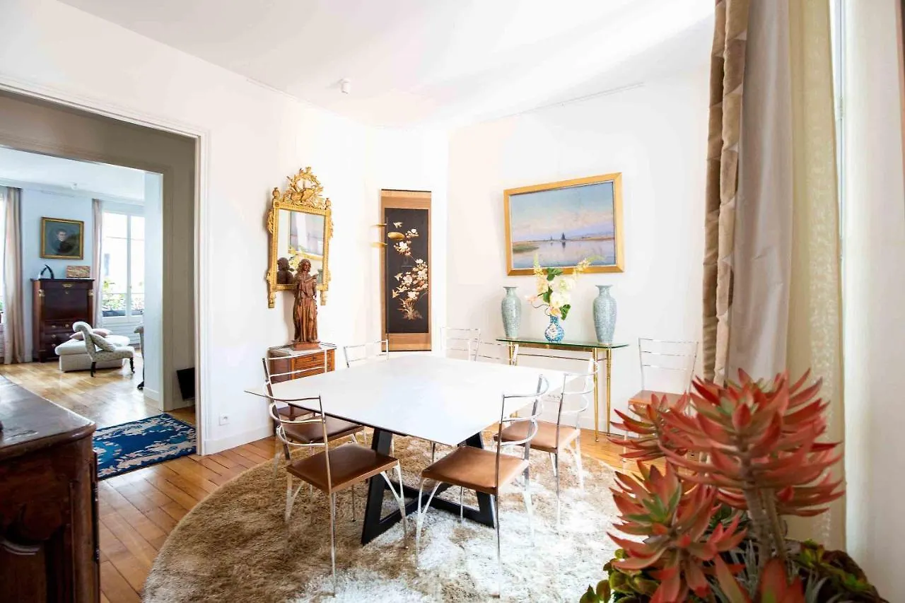 Veeve - Artful Elegance Apartment Paris